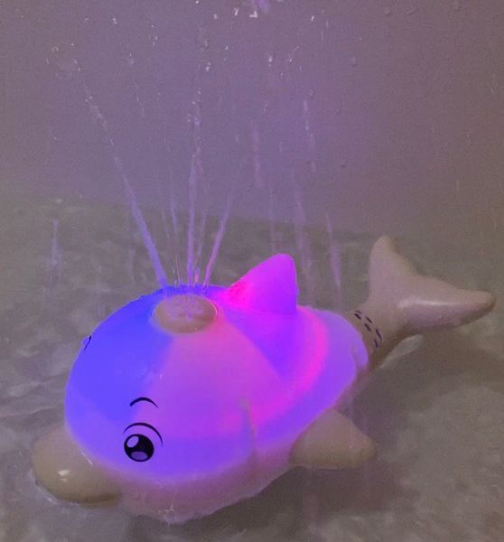 Іграшка в ванну для води "Дельфін" (2 кольори, робить фонтан, підсвічування, мелодія, в коробці) 6699 фото